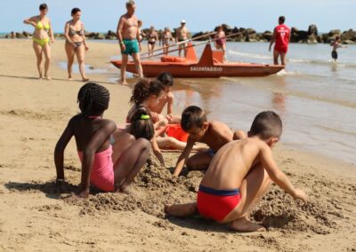 sportamnia colonia estiva montesilvano bambini che giocano con la sabbia